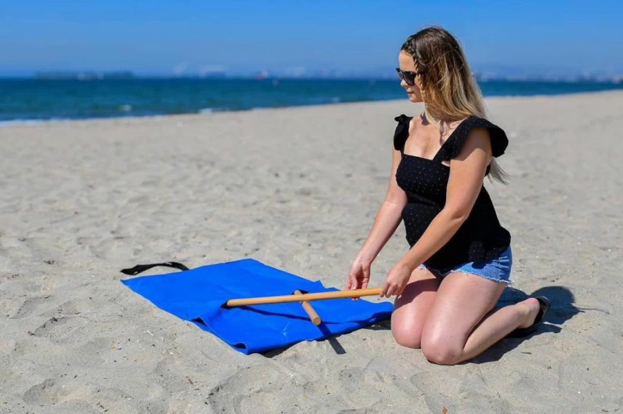LUCENDRO Portable Beach Chair - Lightweight, Waterproof & Sand-Resistant Lounger for Sunbathing, Compact Foldable Travel Lounge Chair with Carry Bag (Blue)